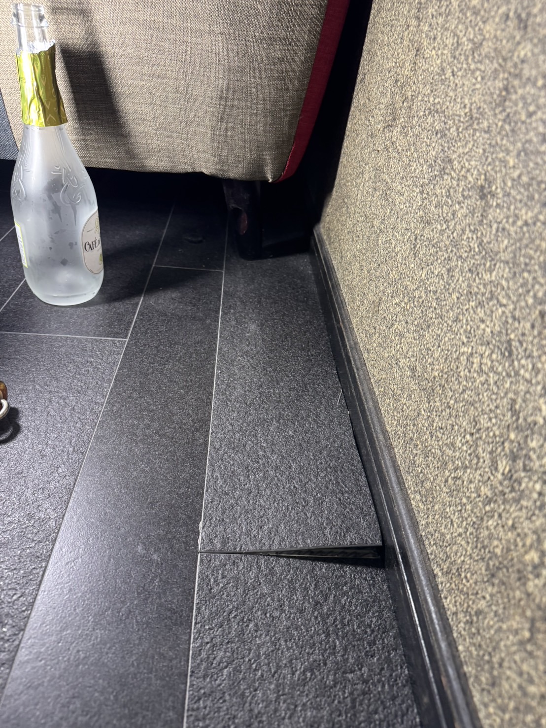 【施工後1年】床材の膨れ・めくれが発生！？