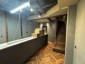 【施工事例紹介】東京・築地｜“和”と“モダン”が調和する、ヘリンボーンの床が主役の空間づくり