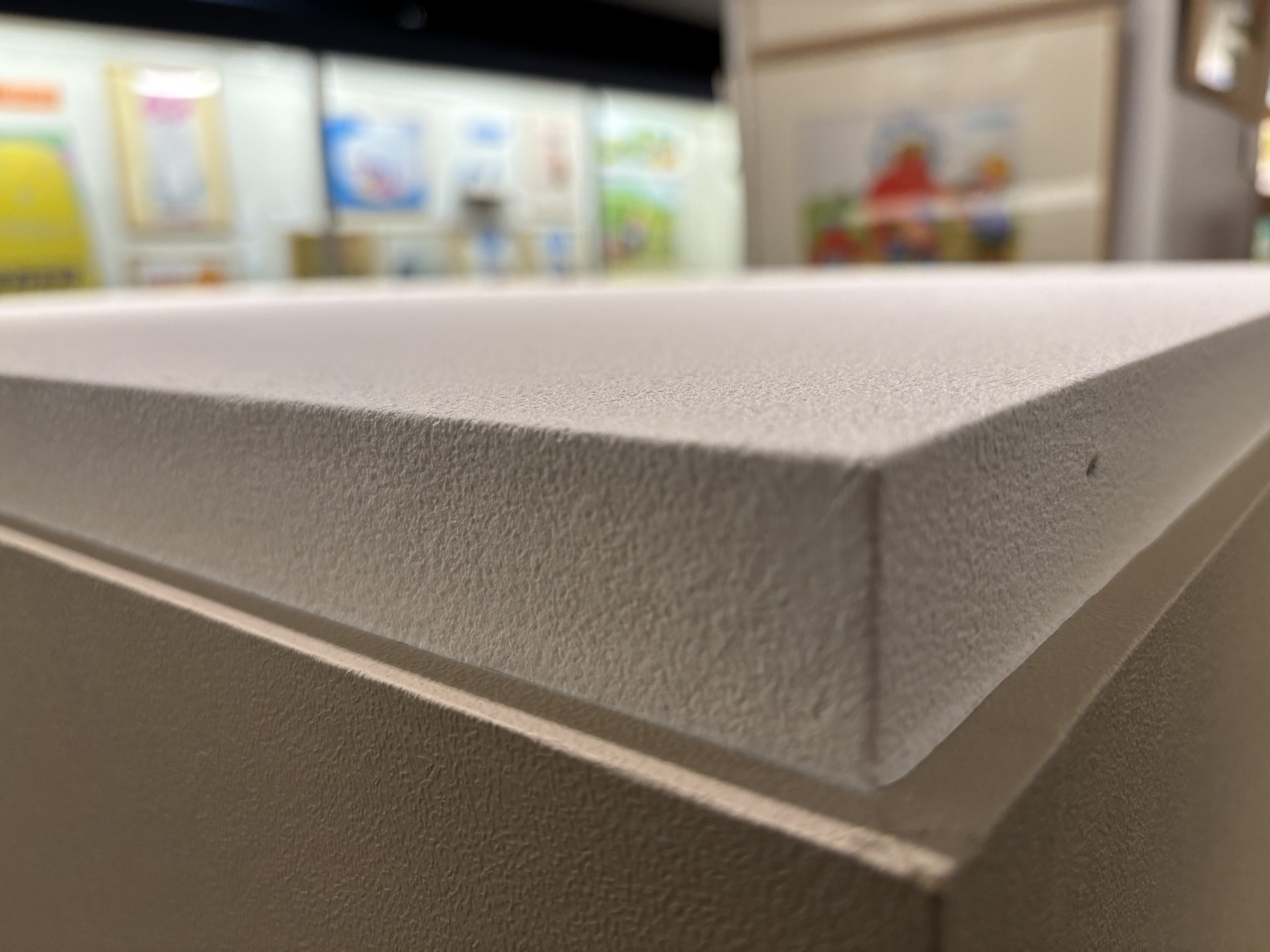 【施工事例紹介】駿府博物館の展示台壁紙張替え工事｜美術展示を支える、静かな名脇役