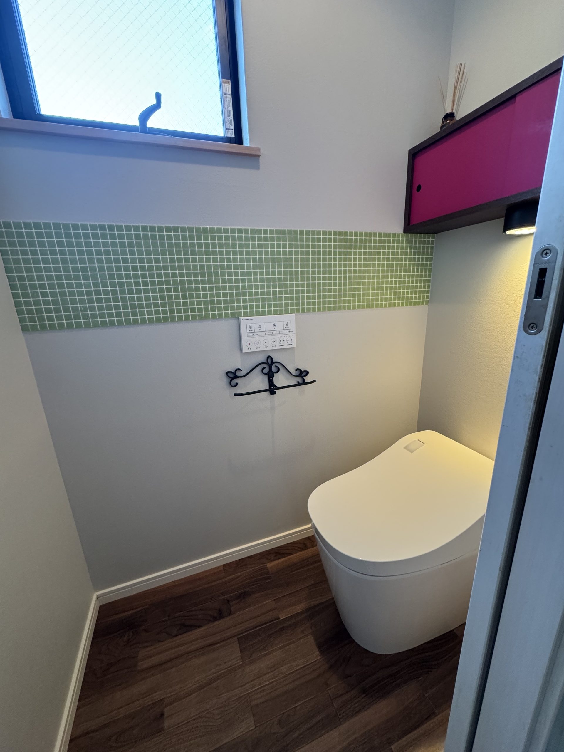 【施工事例】トイレ空間をリフレッシュ！汚れ防止壁紙と床の張替えで明るく快適に