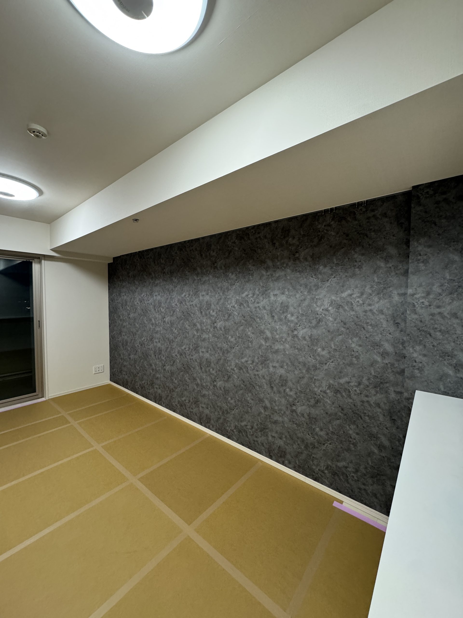 グレーのアクセントクロスで上質な空間に｜マンション壁紙張替え施工事例【壁紙専門店YS】